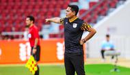 Pelatih Timnas Malaysia U-22, Nafuzi Zain saat memimpin skuad Harimau Muda menantang Timnas Laos U-22 dalam laga Grup B SEA Games 2025 di Stadion Rajamangala, Bangkok, Sabtu (6/12/2025). (Dok. FA Malaysia)