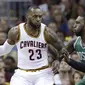 LeBron James saat melawan Boston Celtics, pada babak Final NBA wilayah timur, Senin (21/5/2017) (AP Photo/Tony Dejak)