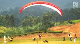 Atlet paralayang Indonesia Aris Aporiansyah saat nomor ketepatan mendarat (KTM) individual di Gunung Mas, Bogor (21/8). (merdeka.com/ Arie Basuki)