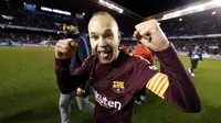 Andres Iniesta mengantarkan Barcelona meraih trofi La Liga 2017-18. (doc. Barcelona)