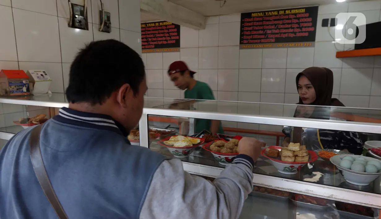 Warga memilih makanan di salah satu warung makan, Jakarta, Senin (26/7/2021). Pemerintah menyesuaikan aturan PPKM Level 4 pada pelaku usaha kuliner dengan mengizinkan menerima pengunjung makan di tempat dengan protokol kesehatan dan waktu makan maksimal 30 menit. (Liputan6.comHelmi Fithriansyah)