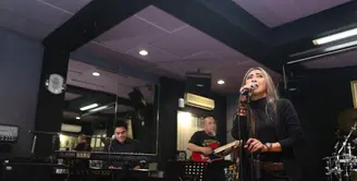 Sejak vakum sekitar 25 tahun. Krakatau Band kembali dengan lagu baru dan mengaransemen lagu lawasnya. Band yang berdiri tahun 80-an ini telah menelurkan beberapa album diantaranya, Krakatau First Album, dan Krakatau Second Album. (Andy Masela/Bintang.com)