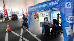 Petugas melayani warga yang mendaftar untuk pembelian bahan bakar minyak (BBM) jenis Pertalite dan Solar subsidi untuk kendaraan roda empat di SPBU Pertamina 31.124.02 di kawasan Fatmawati, Jakarta, Rabu (27/7/2022). PT Pertamina (Persero) mencatat 80 persen kendaraan yang didaftarkan mengkonsumsi BBM jenis Pertalite. (merdeka.com/Arie Basuki)