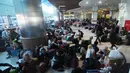 Ratusan penumpang menumpuk menunggu kedatangan kapal laut yang akan keluar Jawa Timur di Dermaga Gapura Surya Nusantara, Pelabuhan Tanjung Perak, Surabaya, Jawa Timur, Kamis (30/5/2019). PT Pelindo III memprediksi puncak arus mudik keluar Jawa Timur tgl 1 Juni 2019. (merdeka.com/Dwi Narwoko)