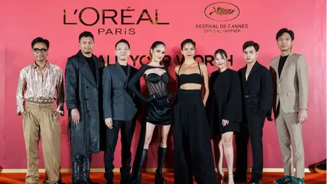 Cinta Laura dan Putri Marino bersama para desainer yang merancang baju untuk tampil di Festival Film Cannes 2023
