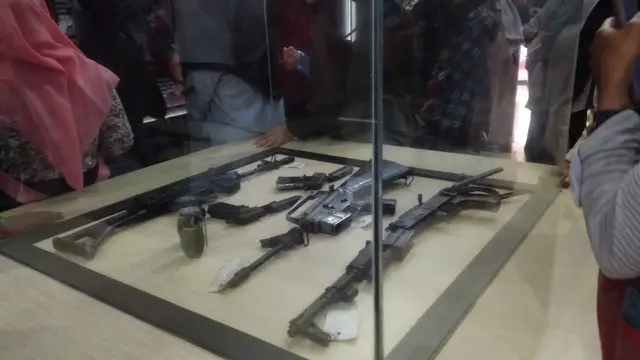 Potongan senjata api dan granat yang disimpan di Ruang Memorial Perdamaian (Liputan6.com/Rino Abonita)