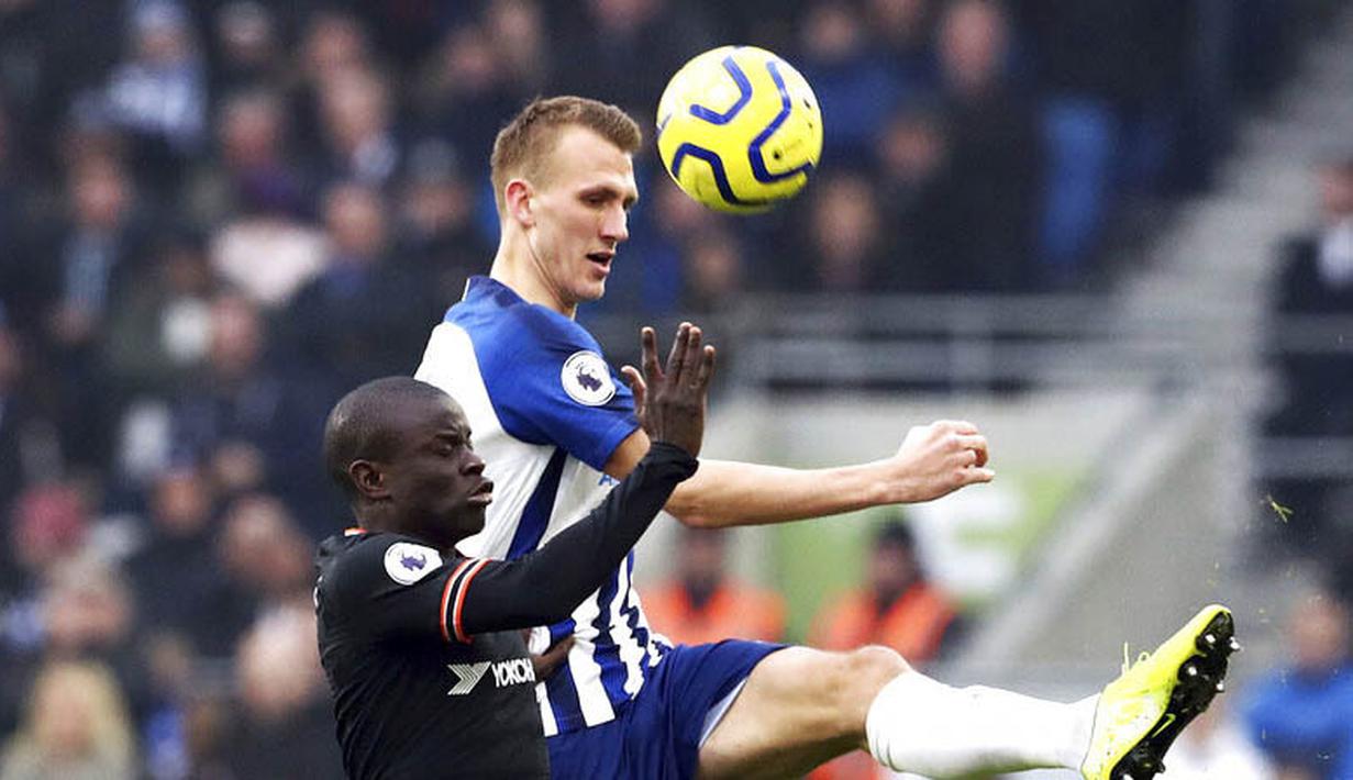 Pemain Brighton and Hove Albion, Dan Burn, berebut bola dengan gelandang Chelsea, N'Golo Kante, pada laga Premier League di Stadion AMEX, Rabu (1/1/2020). Kedua tim bermain imbang 1-1. (AP/(Gareth Fuller)