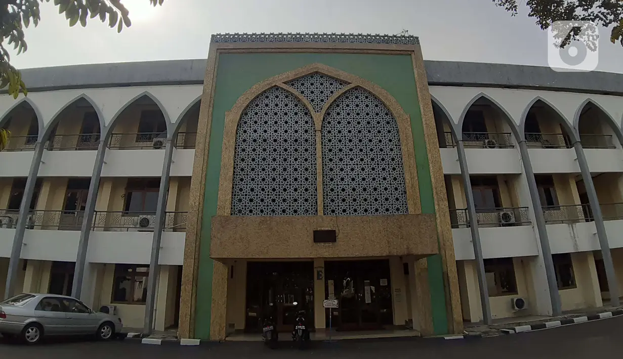 Suasana area depan gedung penginapan di Asrama Haji, Pondok Gede, Jakarta, Kamis (25/6/2020). Tahun ini, Asrama Haji Pondok Gede tak seperti sebelumnya ketika ribuan umat muslim berkumpul untuk menerima pembekalan sebelum berangkat menunaikan ibadah haji. (Liputan6.com/Helmi Fithriansyah)