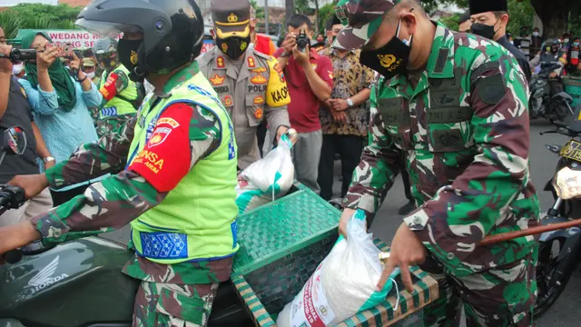 Manfaatkan bronjong seperti pedagang di pasar, Babinsa dan Bhabinkamtibmas antar sembako bagi warga kurang mampu. (Foto: Liputan6.com/Felek Wahyu)