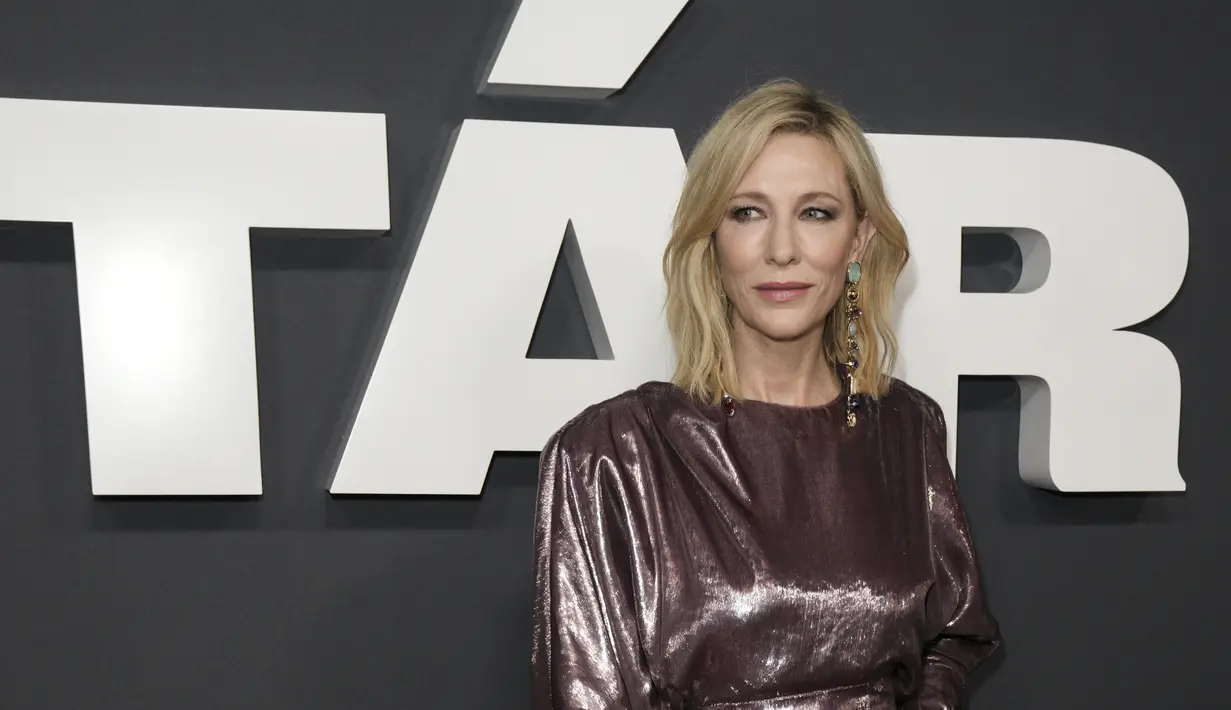 Cate Blanchett berpose untuk fotografer setibanya di pemutaran perdana film 'Tar' di London, Rabu, 11 Januari 2023. Cate menambah tinggi badannya dengan sepasang sepatu hak hitam. (Photo by Scott Garfitt/Invision/AP)