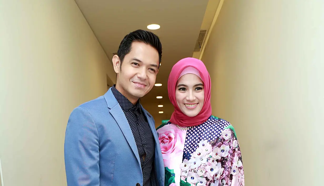 Dude Harlino resmi mempersunting Alyssa Soebandono sejak 2014 silam. Dari pernikahannya, pasangan ini telah diberikan seorang putra yang diberinama Muhammad Dirgantara Ariendra Harlino. (Deki Prayoga/Bintang.com)