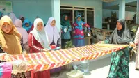 Warga desa Kalidawir, Kecamatan Tanggulangin, Kabupaten Sidoarjo, Jawa Timur melakukan kegiatan membatik shibori. (Foto: Liputan6.com/Dian Kurniawan)