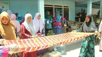 Aksi Emak-Emak Sidoarjo Asyik Belajar Membatik Shibori
