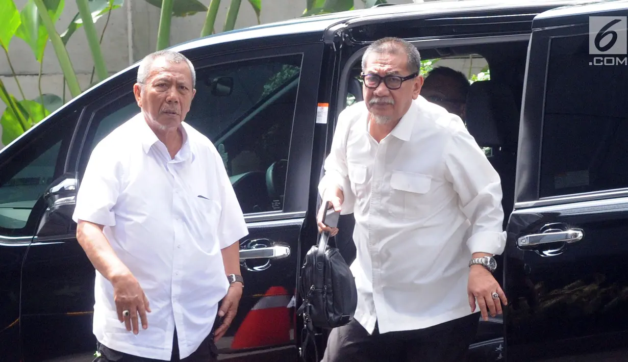 Mantan Wakil Gubernur Jawa Barat, Deddy Mizwar tiba untuk menjalani pemeriksaan di Gedung KPK, Jakarta, Rabu (12/12). Deddy Mizwar diperiksa sebagai saksi kasus dugaan suap terkait perizinan Meikarta untuk tersangka Billy Sindoro (Merdeka.com/Dwi Narwoko)