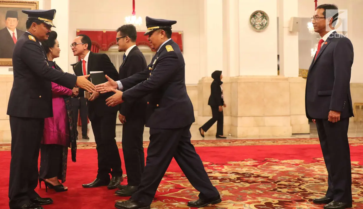Marsekal Hadi Tjahjanto mendapat ucapan selamat dari salah satu perwira tinggi TNI AU usai upacara pelantikan sebagai Panglima TNI di Istana Negara, Jakarta, Jumat (8/12). Upacara dipimpin oleh Presiden Jokowi. (Liputan6.com/Angga Yuniar)