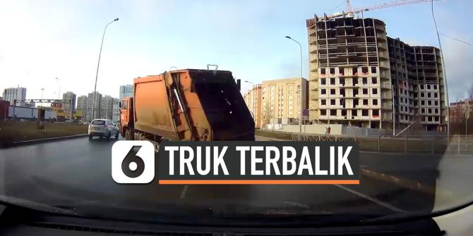 VIDEO: Hilang Kendali, Truk Sampah Terbalik di Jalan Tol