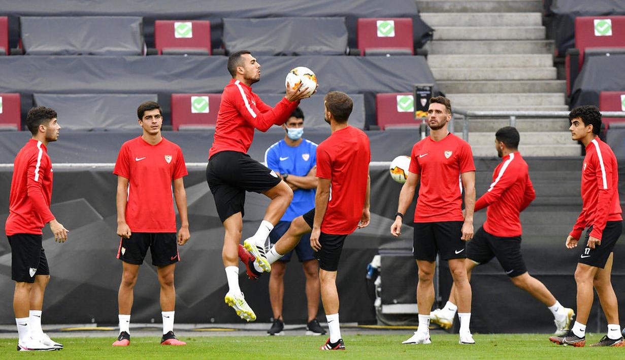 Para pemain Sevilla melakukan pemanasan saat latihan jelang laga semifinal Liga Europa di Cologne, Jerman, Sabtu (15/8/2020). Sevilla akan berhadapan dengan Manchester United. (AP Photo/Martin Meissner)