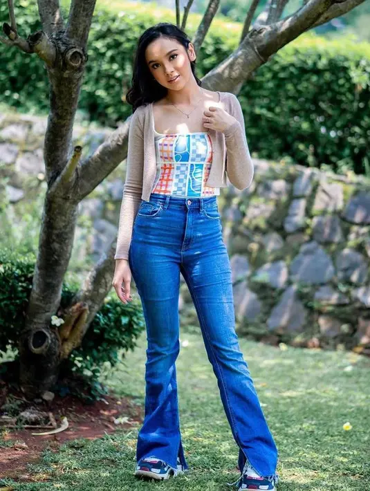 Padu padan crop cardigan dengan printed tank top dan cutbray jeans bisa jadi inspirasi gaya casual yang nyaman namun stylish. (Instagram/lyodraofficial).