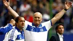 Hamburg's coach Martin Jol celebrates after their 4th day Bundesliga football match against Bayer Leverkusen on September 13, 2008 at the in Hamburg. Hamburg won 3-2 and takes the head of the Bundesliga. AFP PHOTO DDP/ ROLAND MAGUNIA