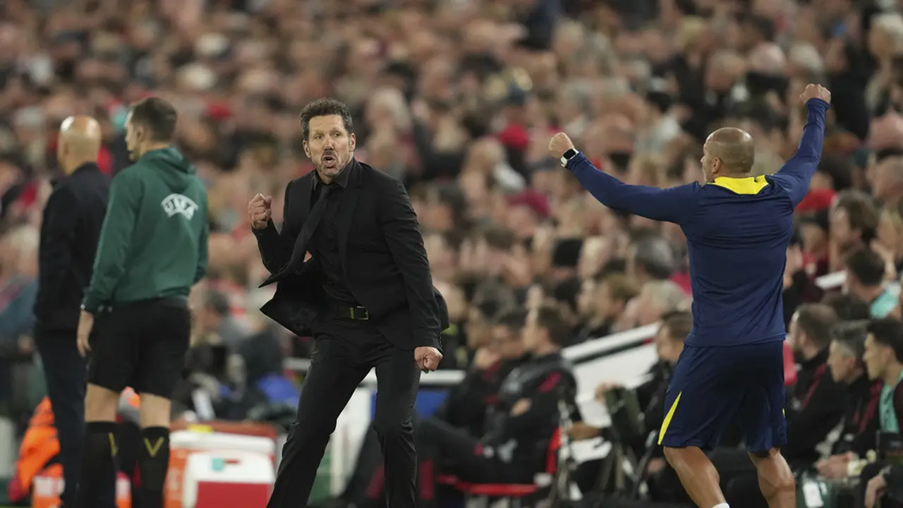 Pelatih Atletico Madrid, Diego Simeone, saat mendampingi anak-anak asuhnya di laga lawan Liverpool di Liga Champions 2025/2026 di Anfield, Kamis (18/09/2025) dini hari WIB. (AP Photo/Jon Super)