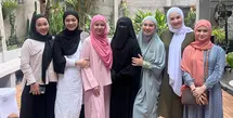 Dian Ayu Lestari tampil mengenakan atasan panjang warna putih dan motif bergaris, dipadukan kerudung dan rok panjang hitamnya. [@tissabiani]