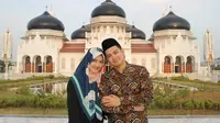 "Orang2 penting dalam hidup saya.. Alhamdulillahhh semuanyaa akrab dan bahagia sehingga banyak doa di dalam nya.. sebelum menikah saya mengenalkan calon ibu nya anak2 dan partner nya @tanianadiraa untuk membesarkan anak2..." tulis Tommy. (tommykurniawann)