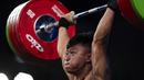 Lifter putra Indonesia, Rahmat Erwin Abdullah, melakukan angkatan snatch pada final 73 kilogram Grup A Asian Games 2022 di Xiaoshan Sports Centre Gymnasium, Hangzhou, China, Selasa (3/10/2023). Rahmat Erwin meraih medali emas dengan total angkatan 359 kilogram sekaligus memecahkan rekor Asian Games. (AP Photo/Louise Delmotte)