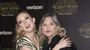 Aktris Billie Lourd mendampingi sang ibu, Carrie Fisher, di penayangan perdana ‘Star Wars: Episode VII The Force Awakens’ di Los Angeles, Amerika Serikat pada Senin (14/12/2015). Carrie Fisher merupakan Princess Leia di ‘Star Wars’. (AFP/Bintang.com)