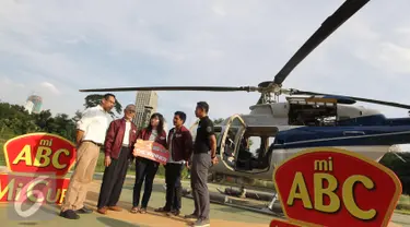 Head of Marketing PT ABC President Indonesia Nurkori (kiri) berbincang dengan pemenang program Cup for Worker Mi Cup ABC Nove Mianti Chandra (tengah) Jakarta, Jumat (03/6).(Liputan6.com/Angga Yuniar)