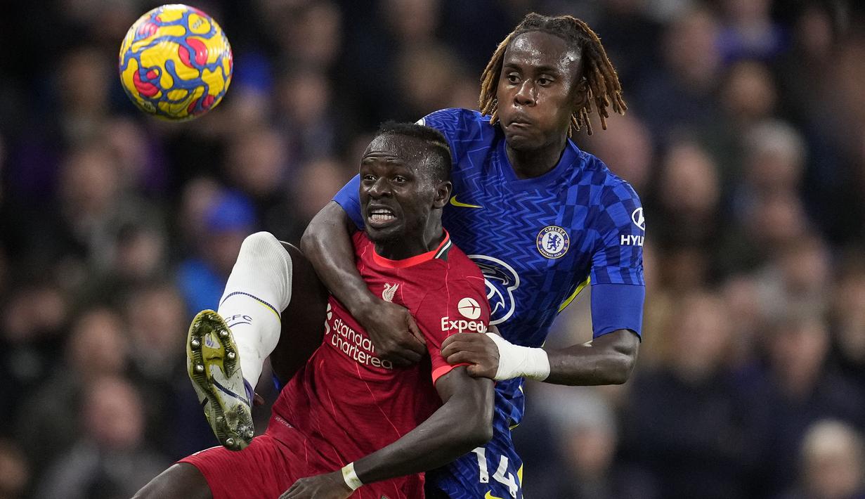 Pertandingan dibuka dengan kartu kuning kilat dari Sadio Mane (kiri) saat laga baru berjalan 14 detik. Namun, dirinya juga berhasil membuka keunggulan Liverpool pada menit kesembilan usai memanfaatkan kesalahan Trevoh Chalobah (kanan). (AP/Matt Dunham)