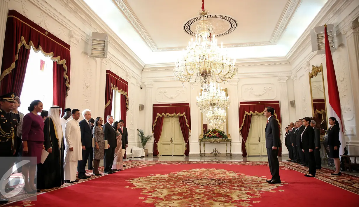Presiden Joko Widodo menerima penempatan 13 Duta Besar Luar Biasa dan Berkuasa Penuh (LBBP) Designate Resident dan Designate Non Resident untuk Republik Indonesia di Istana Merdeka, Jakarta, Rabu (3/2/2016). (Liputan6.com/Faizal Fanani)