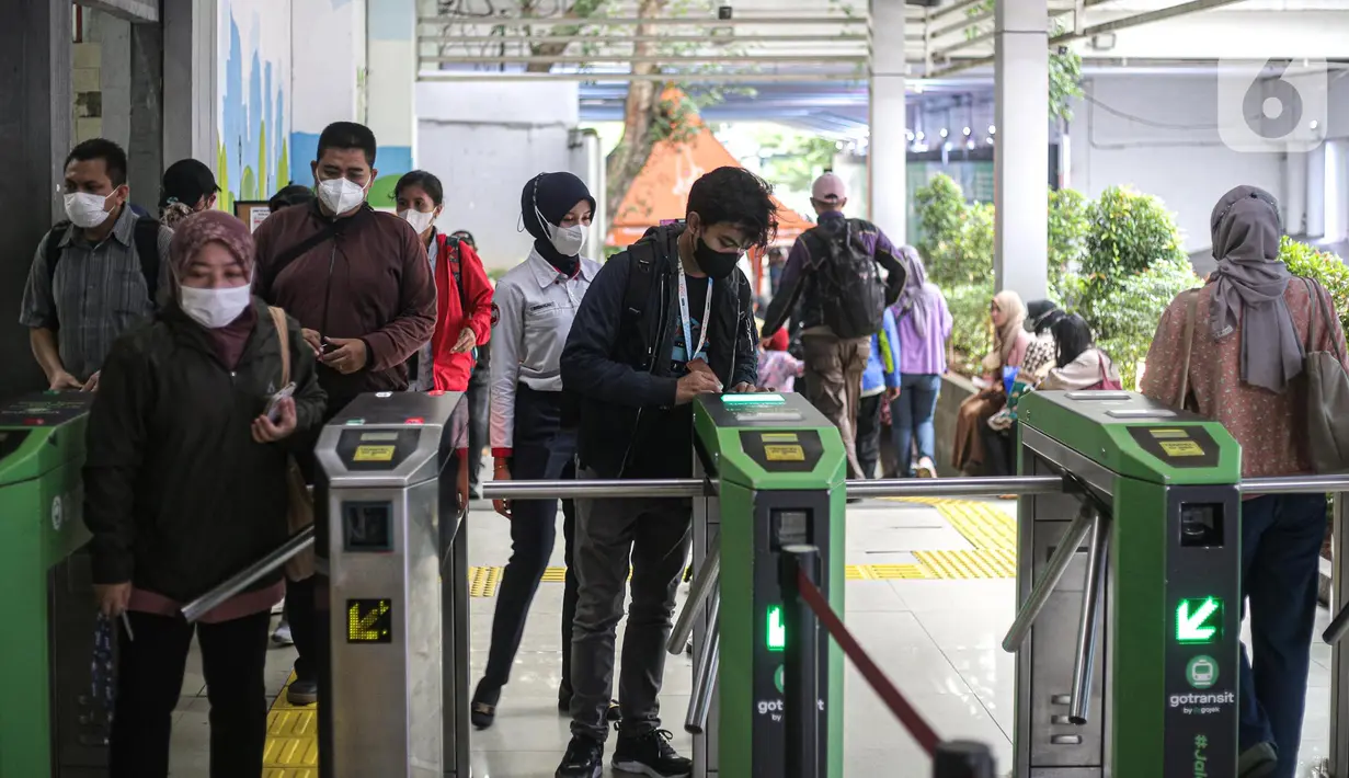 Sejumlah pengguna KRL saat melakukan tapping masuk di Stasiun KRL Commuter Line Sudirman, Jakarta, Jumat (30/12/2022).  Menteri Perhubungan (Menhub) Budi Karya Sumadi memastikan bahwa tarif KRL Commuter Line tidak akan mengalami kenaikan pada 2023 mendatang. Namun, skema pembayarannya akan dipisah antara penumpang yang mampu dan kurang mampu melalui tiket kartu. (Liputan6.com/Faizal Fanani)