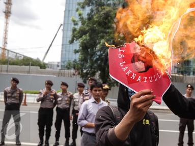 Massa aksi membakar poster Presiden AS Donald Trump saat unjuk rasa di depan kantor Kedubes AS di Jakarta Sabtu (4/2). Munculnya kebijakan Trump dianggap merugikan sebagian warga. (Liputan6.com/Fery Pradolo)