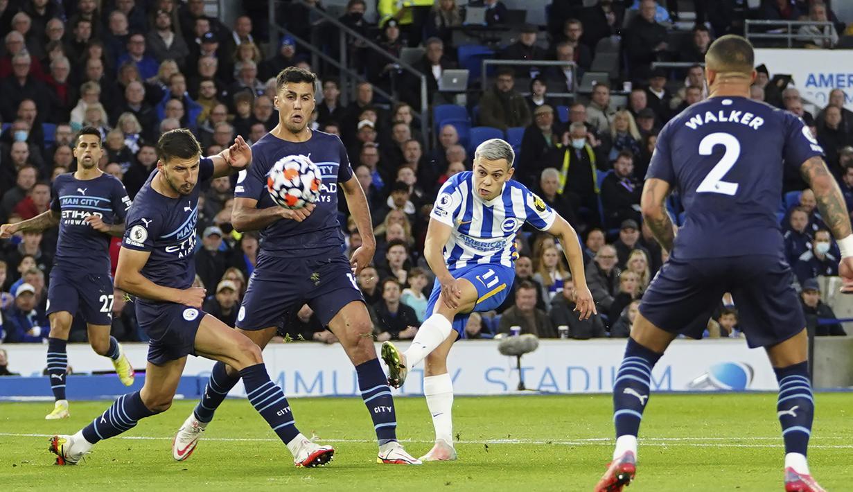 Pada menit ke-17 Brighton and Hove Albion mendapatkan peluang menyamakan skor. Tendangan Leandro Trossard masih melebar di kanan gawang Manchester City yang dikawal Ederson. (PA via AP/Gareth Fuller)
