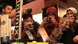 Pengunjung memfoto Smartphone Infinix Zero 3 saat peluncuran perdana di Jakarta, Senin (29/2/2016). Infinix Zero 3 hadir dengan mengusung spesifikasi kelas atas yang menawarkan kualitas kamera diatas rata-rata. (Liputan6.com/Angga Yuniar)