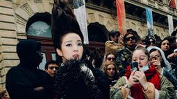 Penggematr terpesona melihat Sandara Park di Paris Fashion Week 2022 dengan rambut ikoniknya. (Foto: Instagram/ daraxxi)