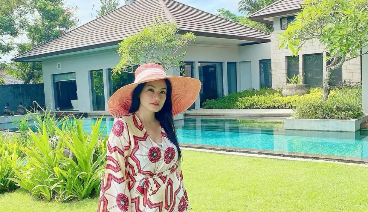 Menyesuaikan dengan tempat berliburnya, yakni Pulau Dewata Bali, istri dari Christian Sugiono ini mengenakan baju yang berbahan tipis agar tidak gerah, selain itu ia juga mengenakan topi supaya melindunginya dari sinar terik matahari. (Liputan6.com/IG/@titi_kamall)