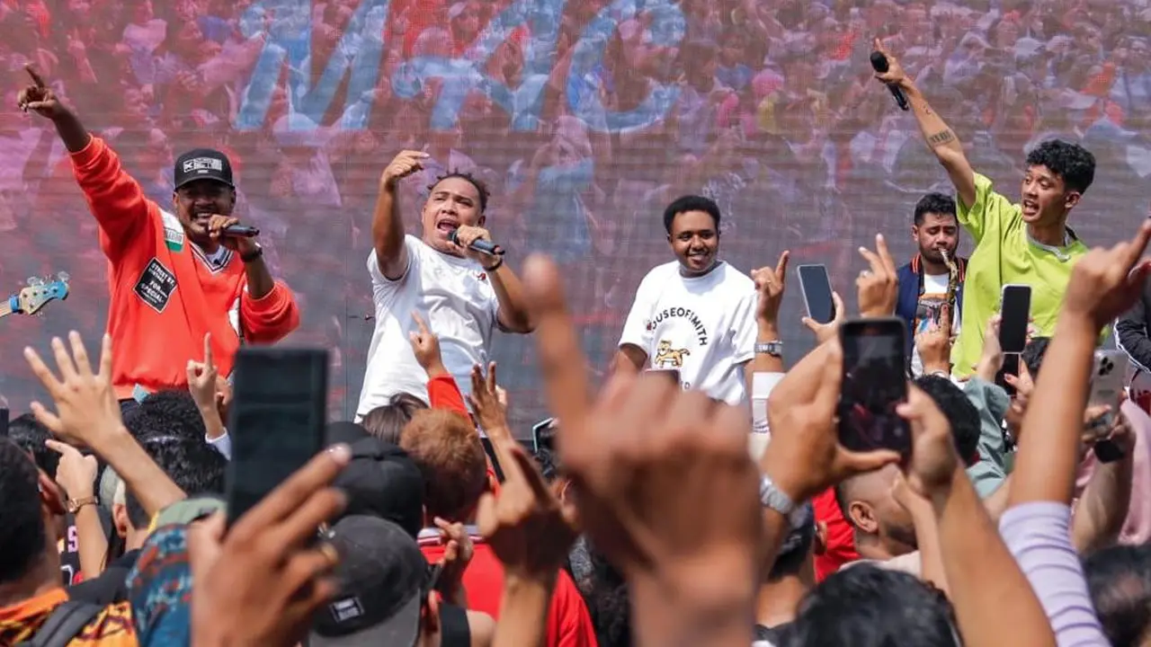 Grup Musik asal Papua Music Anak Coment (M.A.C) turut memeriahkan Roadshow Sail Teluk Cenderawasih Pesona Kabupaten Biak Numfor yang diselenggarakan di Bundaran HI Jakarta pada Minggu (8/10/2023) (Istimewa)