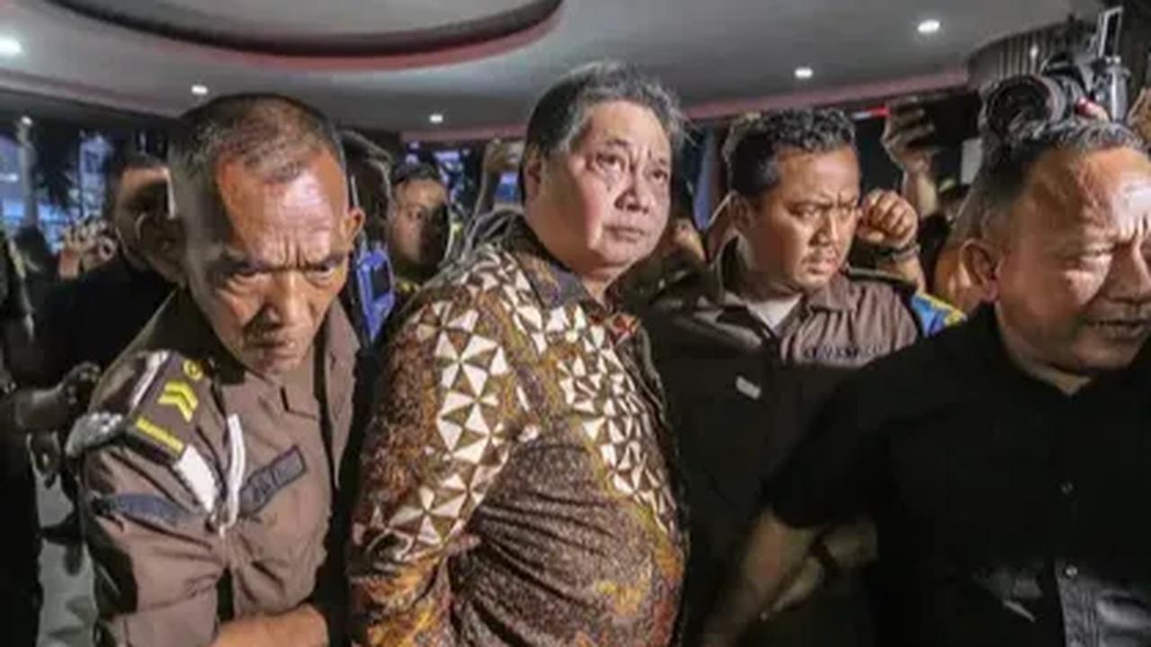 “Harapan tim penyidik, dan kami di kejaksaan, harap hadir. Harapan kami agar hadir, karena yang dipanggil adalah kewajiban. Semua yang dipanggil saksi adalah kewajiban, kewajiban hukum dan tidak ada alasan untuk menghindari panggilan,”