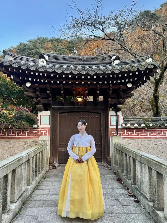 Potret dahyun pakai hanbok kuning. (credit:instagram.com/dahhyunnee)