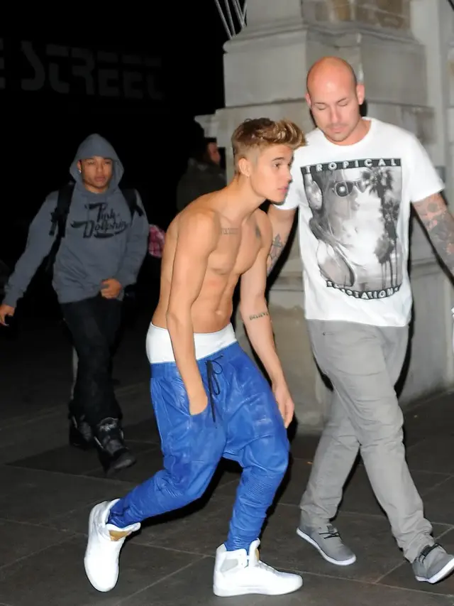 Ketika Underwear Jadi Statement Fashion, Dari Celana Dalam Berbulu SKIMS Hingga Balenciaga yang Bikin Geger