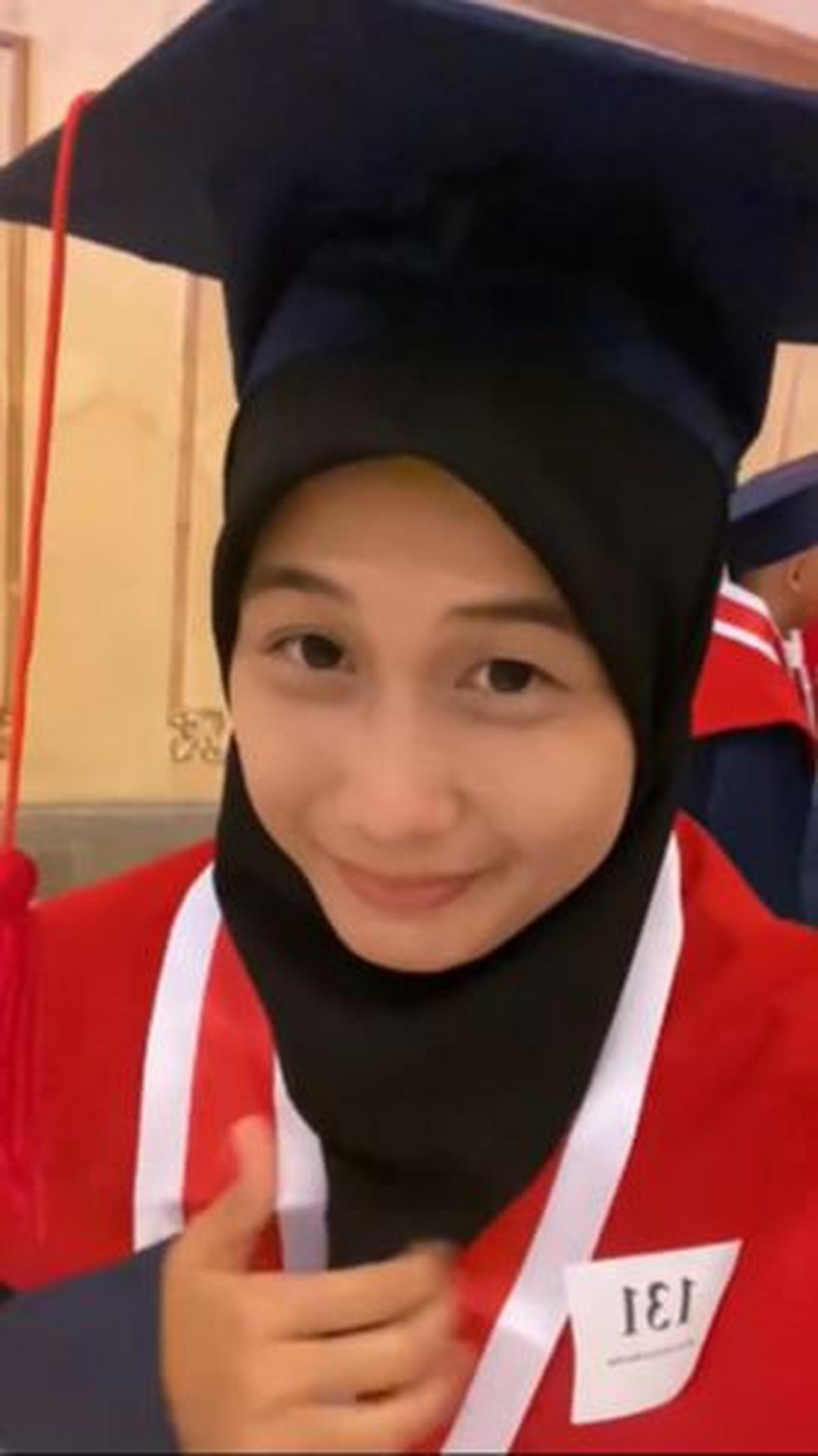 "Tapi gak apa-apa, semoga wisudanya tetap berjalan dengan lancar ya," ujarnya dengan penuh ketabahan. <br>
