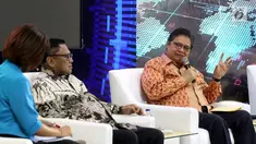 Ketua Umum Partai Golkar Airlangga Hartarto (kanan) memberikan paparan dalam acara Dialog Refleksi Akhir Masa Jabatan Anggota MPR, DPR, dan DPD RI di Kompleks Parlemen, Jakarta, Selasa (10/9/2019). Dialog membahas capaian kinerja DPR, MPR, dan DPD periode 2014-2019. (Liputan6.com/JohanTallo)