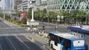 Bus Transjakarta melintas di kawasan MH Thamrin, Jakarta Pusat, Minggu (11/8/2019). Pemprov DKI meniadakan Hari bebas kendaraan atau car free day (CFD) di sepanjang Jalan Jenderal Sudirman hingga Jalan MH Thamrin karena bertepatan dengan Idul Adha. (Liputan6.com/Immanuel Antonius)