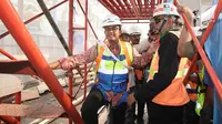 Gubernur DKI Jakarta Anies Rasyid Baswedan saat meninjau proyek MRT di Jakarta, Jumat (20/10). Pembangunan MRT fase 1 (Lebak Bulus-Bundaran HI) per September 2017 telah mencapai 80,5 persen. (Liputan6.com/Immanuel Antonius)