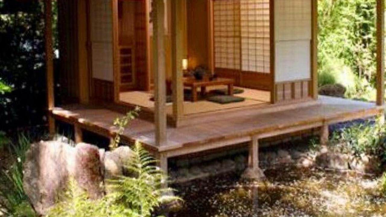 Desain Rumah Kayu dengan Atap Miring Ala Jepang