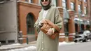 Meski simple, oversized cardigan yang dikombinasikan dengan rok plisket dapat membuat lookmu terlihat stylish.  (Instagram/elifd0gan).
