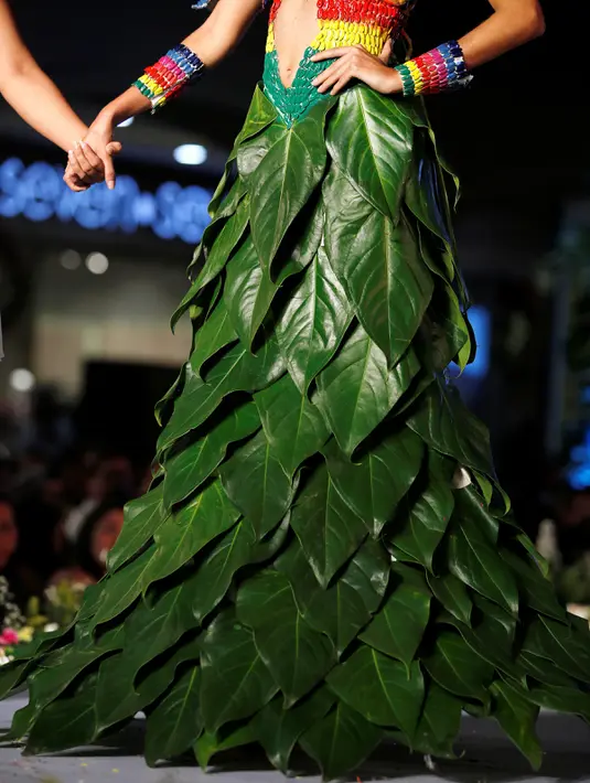 Tampilan rok yang terbuat dari rangkaian daun yang diperagakan saat pergelaran Biofashion di Cali, Kolombia (19/11). Peragaan busana ini menampilkan desain yang unik dan juga desain yang ramah lingkungan. (Reuters/Jaime Saldarriaga)