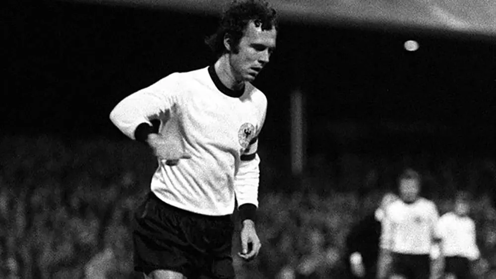 3. Franz Beckenbauer, bek tangguh asal Jerman Barat ini merupakan bagian dari generasi emas tim Panser pada Piala Eropa 1972, sulit untuk bisa menembus penjagaannya. (UEFA)