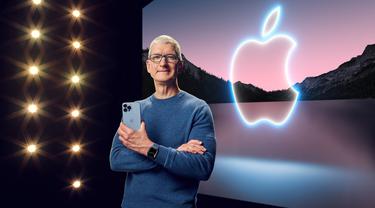 CEO Apple Tim Cook dengan iPhone 13 Pro Max dan Apple Watch Series 7 selama acara khusus di Apple Park di Cupertino, California (14/9/2021). Dalam acara peluncuran, Tim Cook bangga engumumkan generasi iPhone terbaru kami, yaitu iPhone 13. (Brooks Kraft/Apple Inc. /AFP)